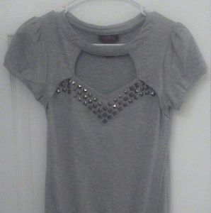 Gray keyhole top